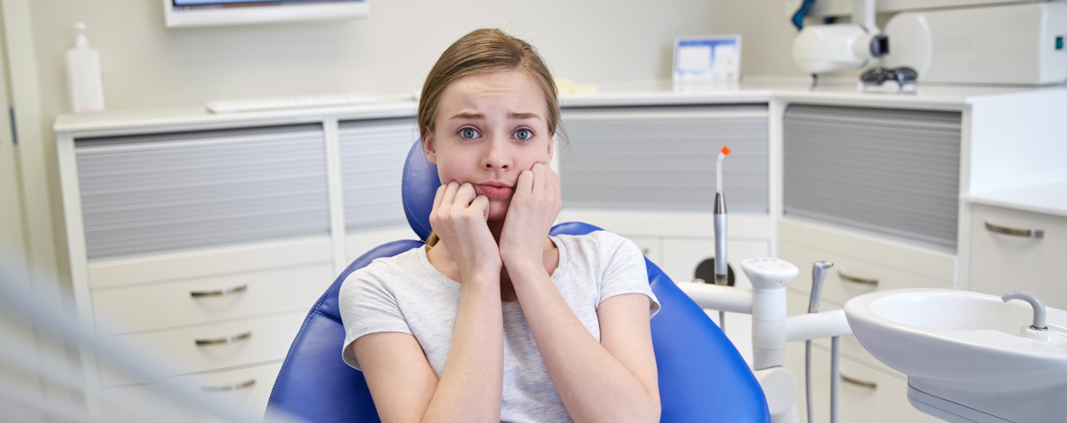 Person som känner oro inför ett tandläkarbesök